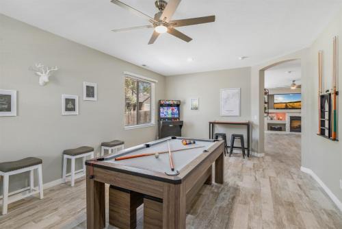 Sublime Mountain Retreat Pool Table Fire-Pit Arcade Game Ideal Location w Central AC