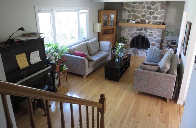 suburban house 20k from Montreal, near Parc du Mont St-Bruno,