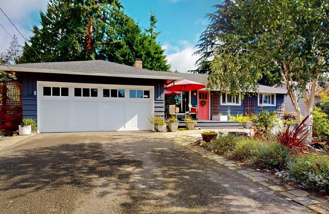 Suburban gem with enclosed yard, fireplace, covered patio, washer/dryer, & WiFi
