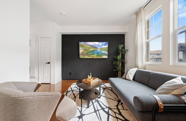 Suburban Luxury Apartment close to Apple and Sharp Rees Stealy