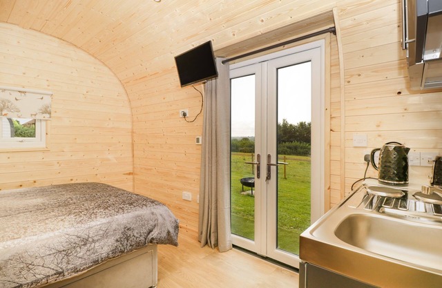 SUFFOLK, pet friendly, with hot tub in Axbridge