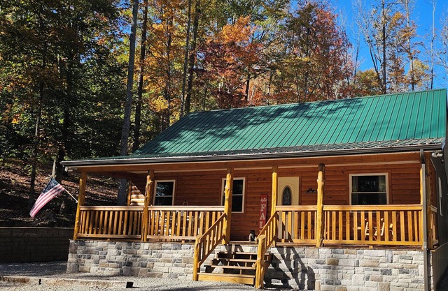 Sugar Bear Cabin 5 mins from State Park! Fishing, w/boat parking, golf & more!