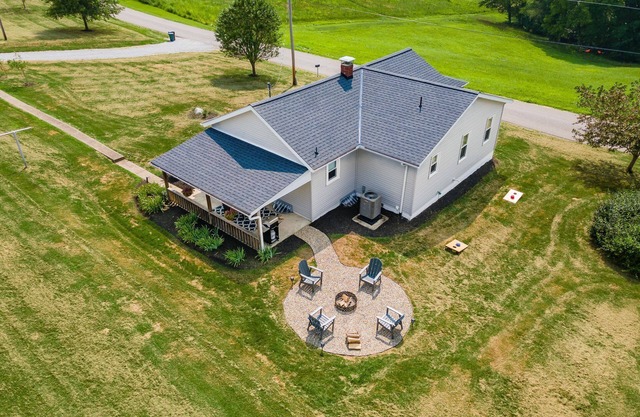 Sugar Grove Farmhouse - Hocking Hills! - Hot Tub!