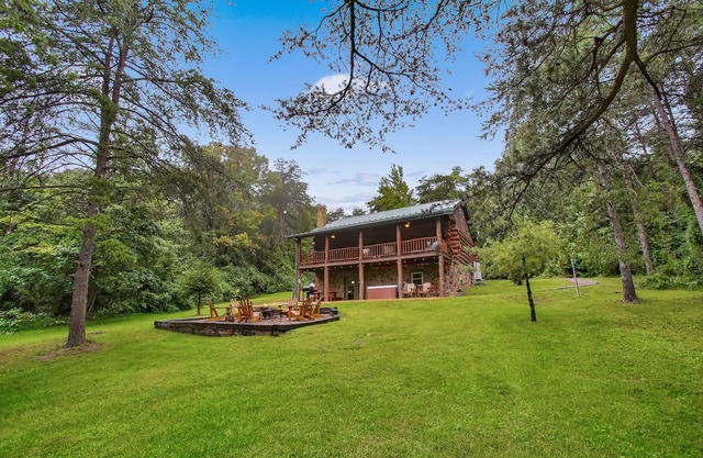 Sugar Grove Log Cabin | HOT TUB + Fire Pit!