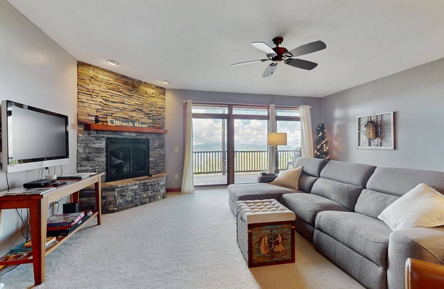 Sugar Mountain Condo Near Ski Resort w/Free WiFi, AC, Fireplace, Balcony, & W/D
