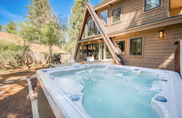 Sugar Pine - Zeitgenössische 3 BR West Shore Cabin w / neue Whirlpool!