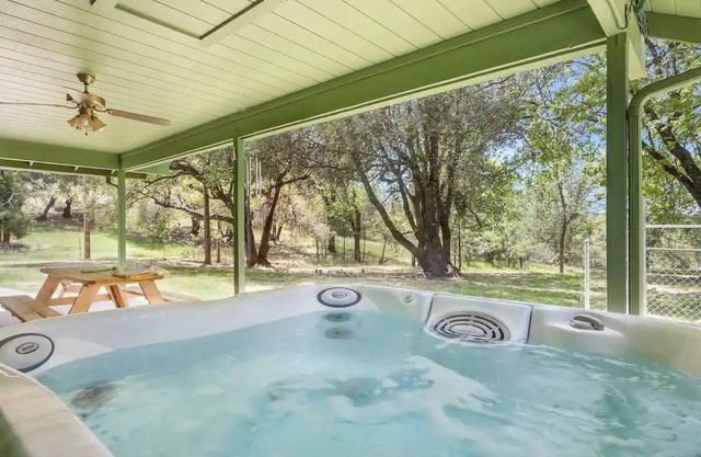 Sugar Pine Cabin 2BD 2BTH - Jacuzzi - KING Beds