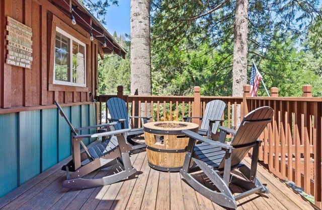 Sugar Pine cabin in the woods/ King bed/ Fire pit