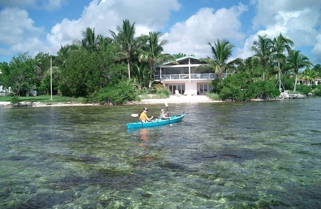 Zuckerhut-Schlüssel-Freiwasserhaus mit Strand, Dock, Kanal