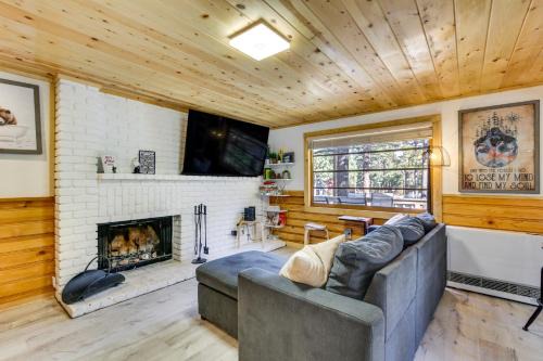 Sugarloaf Vacation Rental about 7 Mi to Big Bear Lake!