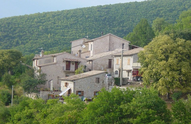 Auffallender Berghaus aus Stein von 110 in einem mittelalterlichen Dorf