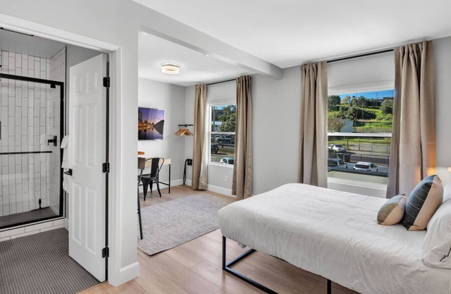 Suite#06 · Large room. Queen Bed. Workspace. ❤ of Downtown