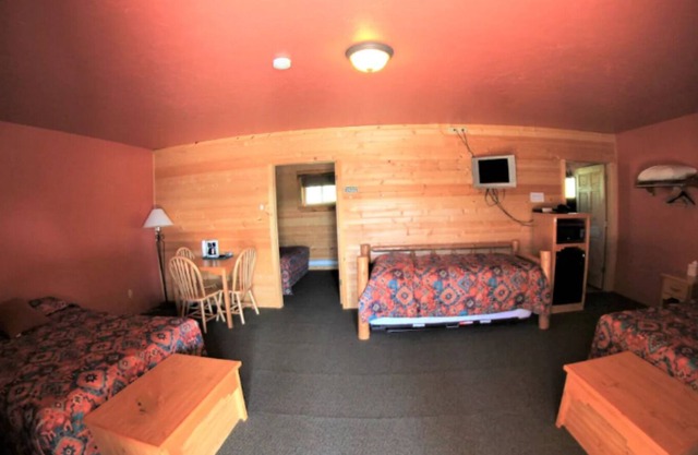 Suite #15 Large Cozy Suite With 1 Private Bedroom