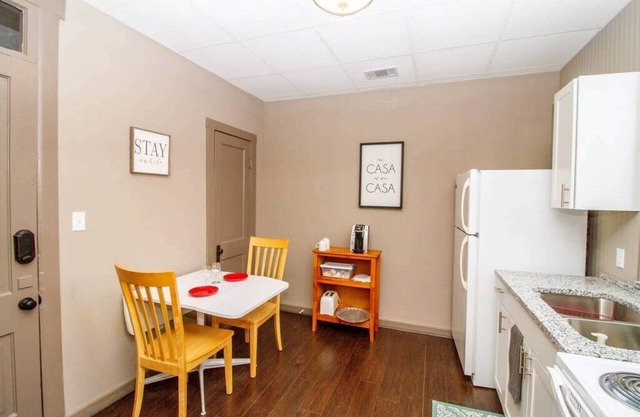 Suite 2 - Entzückende Suite mit 1 Schlafzimmer in der Innenstadt von Hermann. Überall gehen!