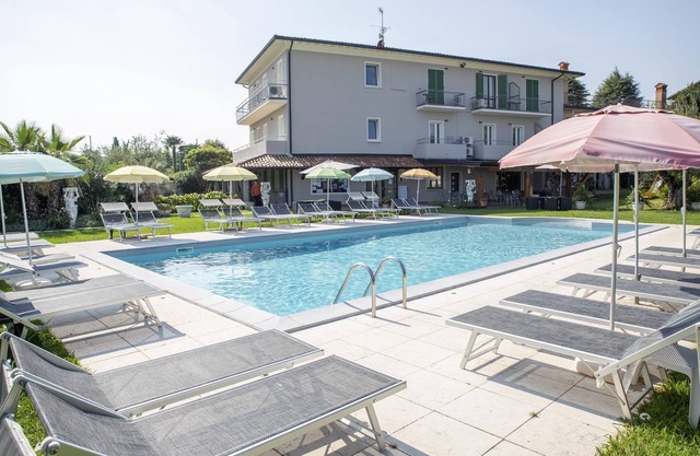 Suite 2 mit Gemeinschaftspool und Privatem Balkon
