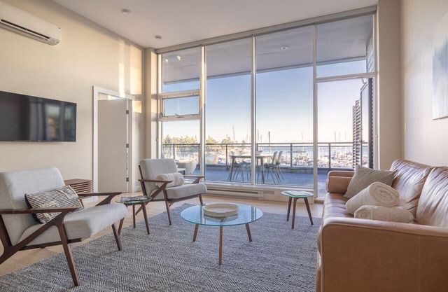 Suite #206 - Contemporary Oceanfront Accommodation