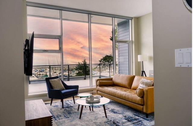 Suite 210 · Suite #210: Contemporary Oceanfront Accommodation