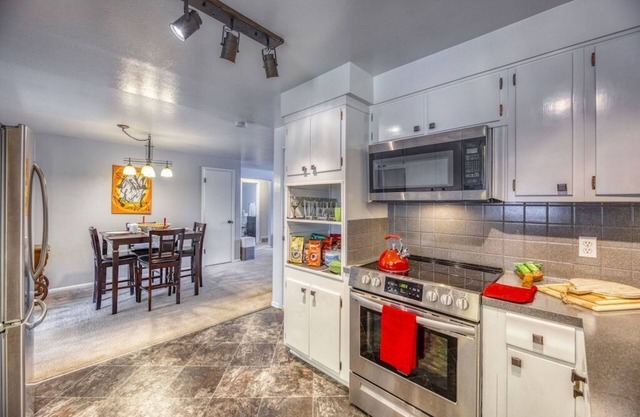 Cozy Cul-de-Sac Stay | Garage | Kitchen + Sunroom