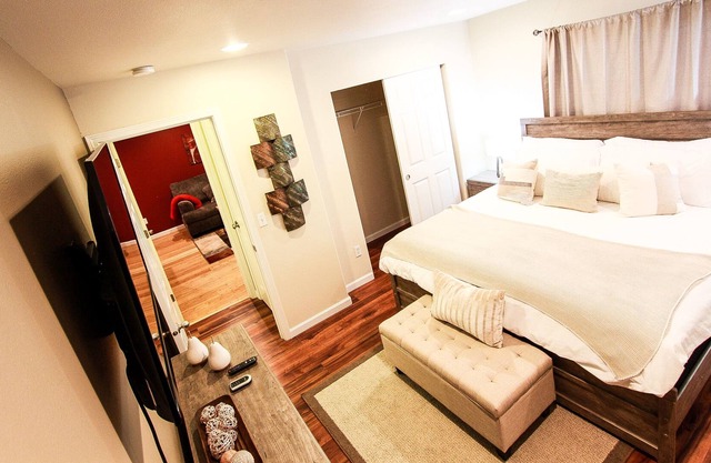 In Law Suite | King-Size-Bett | 55 inch4KTV | Whirlpool | Deck