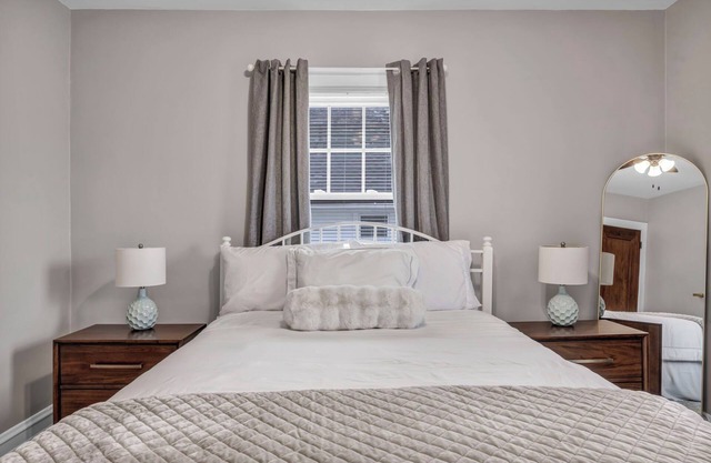 Cleveland 2BR Apt ·Second Floor· FREE Parking · Walkable, Safe, Great Location