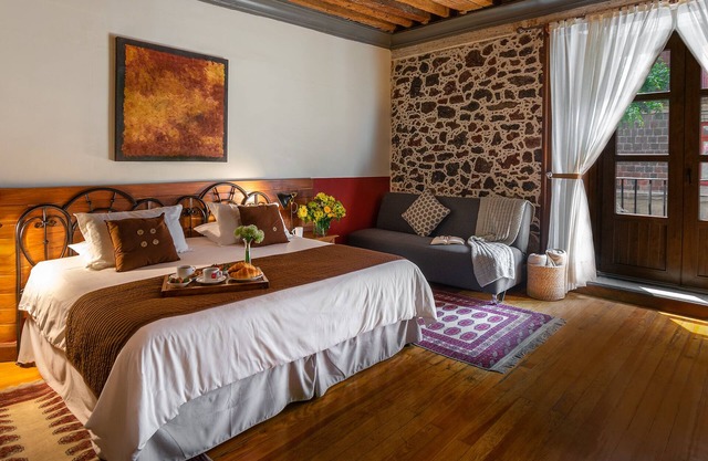 Suite in Historic Building w/Balconies/Superb Location