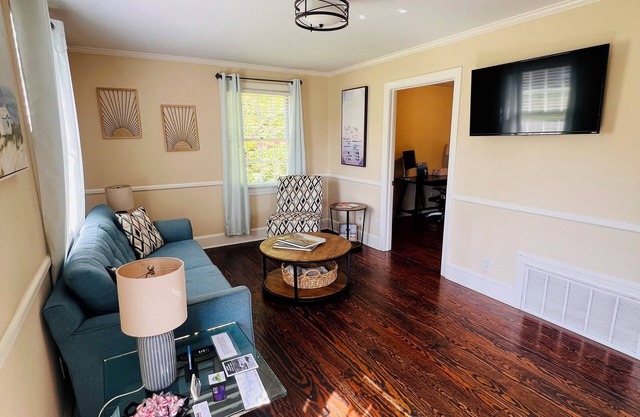Suite Retreat - 3 Bed Traveler's Cottage w/ Office