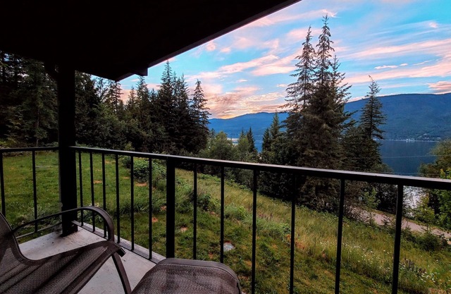 Suite Retreat at the Lakehouse, with lake access and beautiful lake views.