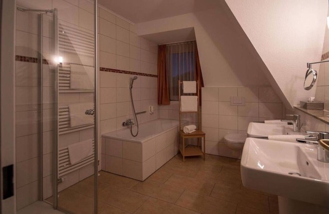 Suite, Dusche oder Bad, WC - Hotel Stadt Aurich