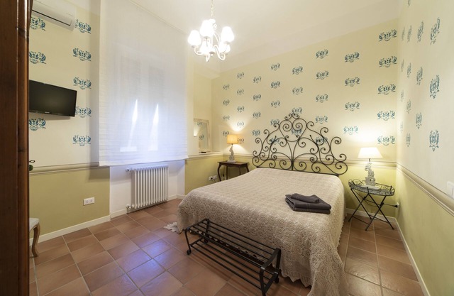 Suite with 2 double or twin rooms near the port and the Venice district.