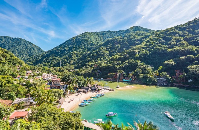 OCEAN FRONTAGE TWO BEDROOM FAMILY COMPOUND WITH FULL KITCHEN