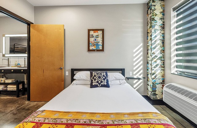 Suite with kitchen near Six Flags and the St. Louis area in boutique hotel with onsite activities