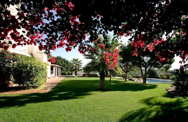 Suites in luxury villa with pool and tennis court