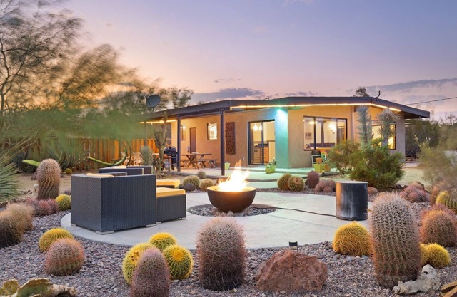 Sukha Life Hideaway - Hot Tub, Fire Pit, Privacy & Endless Views 1 Bedroom Home by RedAwning