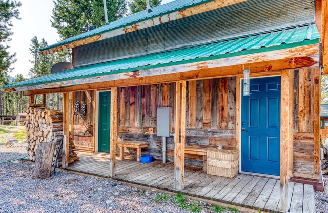 Sula Mountain Retreat with Hot Tub and Fun-filled Shop