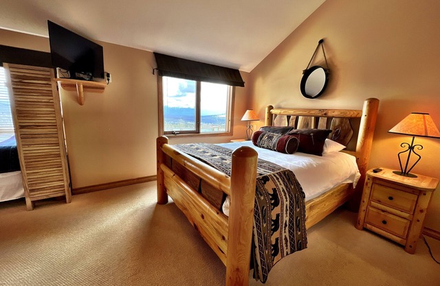 Sullivan Stone 3 True Ski-In/Ski-Out Mountain Home with Private Hot Tub! - Sleeps 10