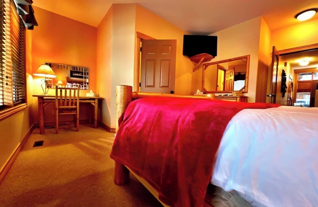 SullivanStone #18 - Golf - Ski - Hike - Chill - Private Hot Tub - Sleeps 11