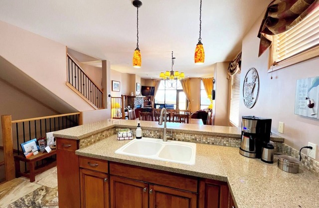 SullivanStone #32 - Golf - Ski - Hike - Chill - Private Hot Tub - Sleeps 8.