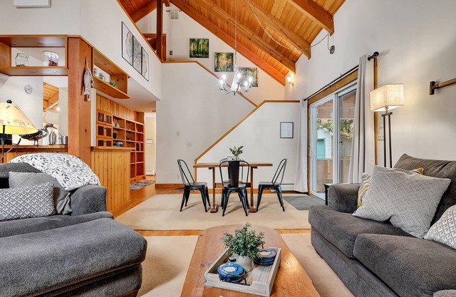 5Br Waterfront...Paddle boat and kayaks!