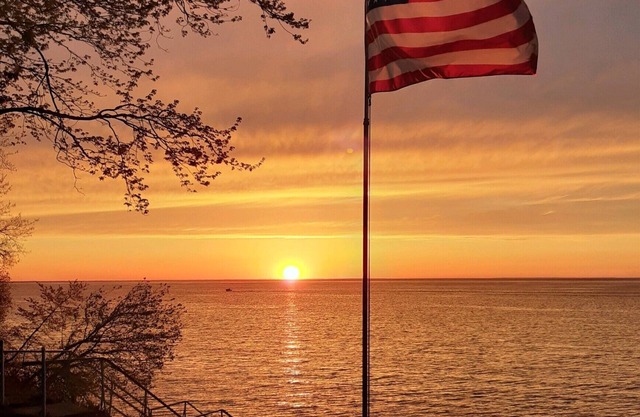 NEW Dates Added! VERMILION Cottage. Two minute walk to private beach