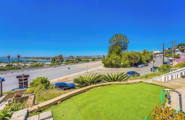 Summer is coming! BayView House-Views of Bay from every room! Great for families+pets w/ A/C!
