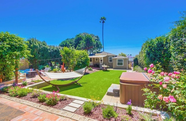 Summer is coming! Dolphin Bay Hideaway - pet friendly shared yard with hot tub+fire pit!