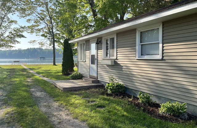 "Summer Breeze" Cottage on Alpena's Long Lake - Prime location on the Sandies!