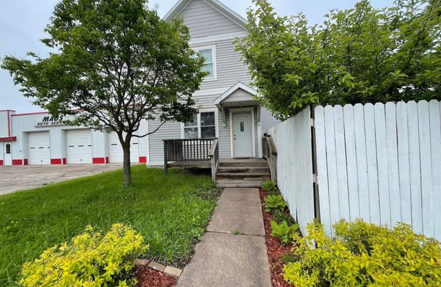 Summer dates! Spacious 3 bed 2 bath! Enormous Kitchen! Close to Lake Superior!