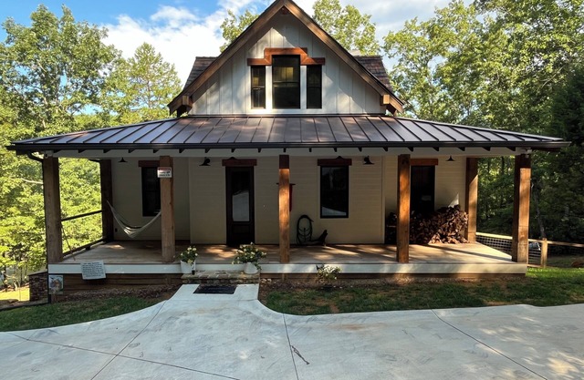 Summer Discount! 7 BR Luxury River home, hot tub, kayak, game room, fire pit