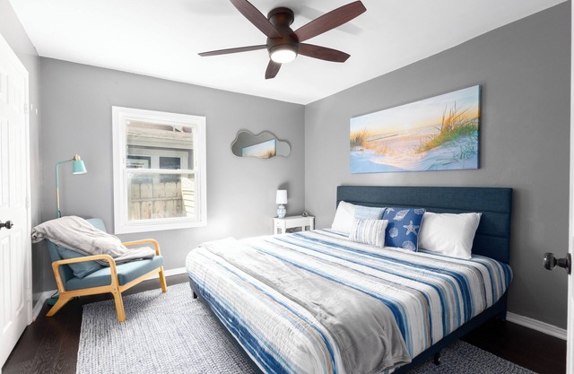 Summer discounts! King Bed, Sleeps 10, Pets ok mini-golf, arcade CLOSE 2 ALL