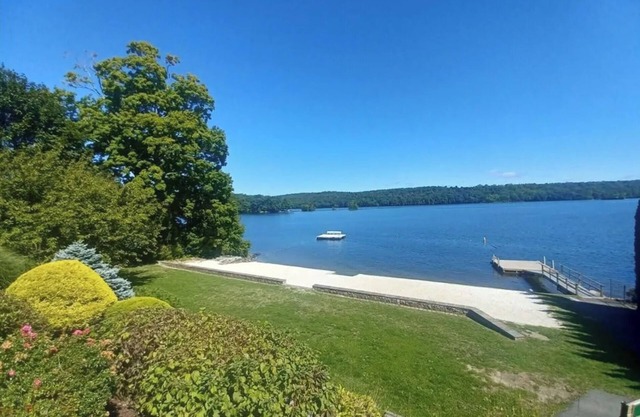 Summer Escape on Candlewood Lake – Private Beach, Hot Tub & Cozy Cottage!