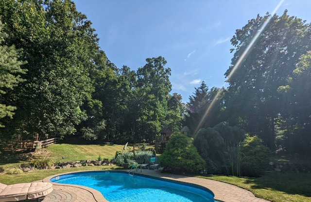 Summer family fun! Private pool, playground, game room, mini golf, goats...