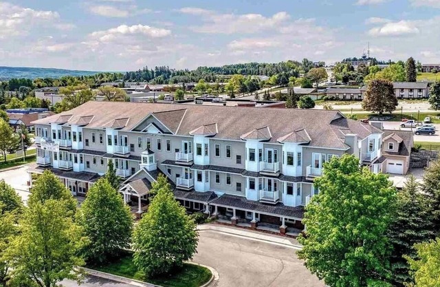 Summer getaway: 2bed/2bath condo w/ full kitchen. 30+ day rental.