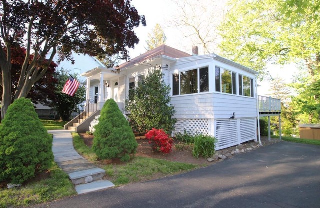 Vacation Home near Weed Beach & Pear Tree, Noroton Heights train, Darien Commons