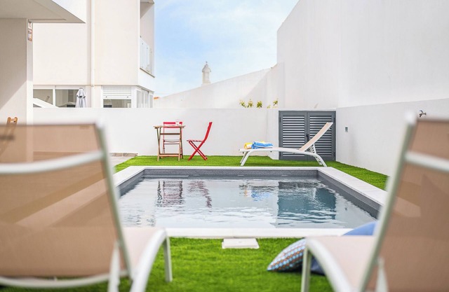 Family house with pool & garden